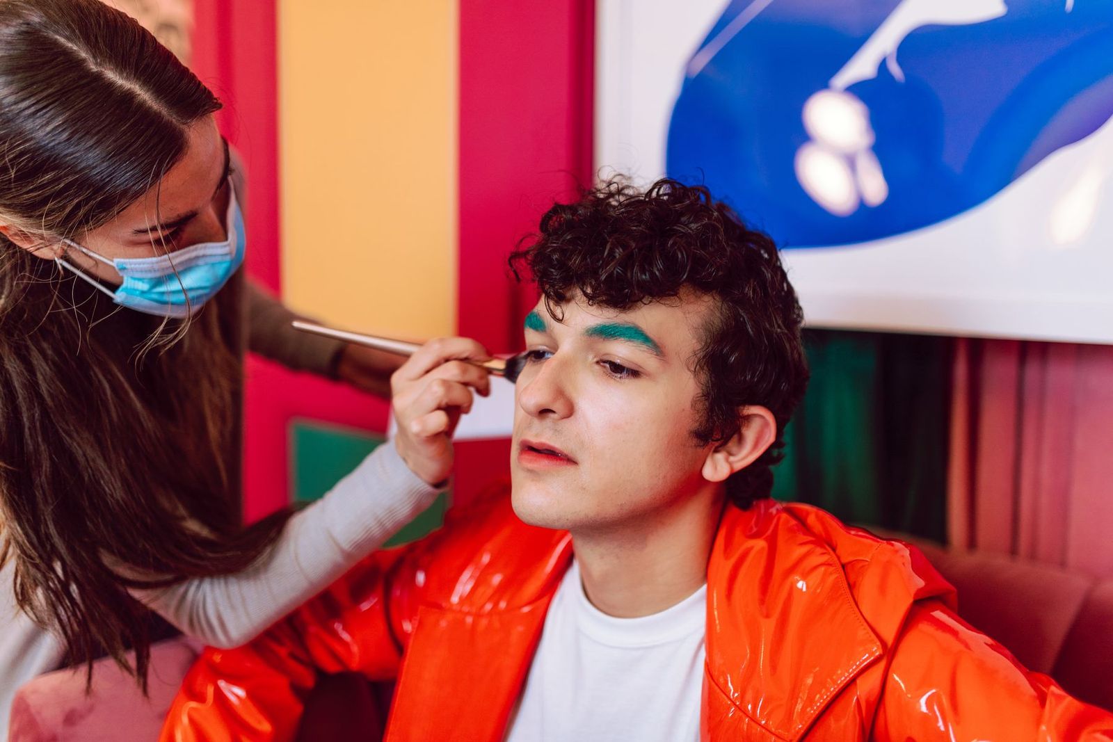 Make-up-Artistin trägt kräftigen Lidschatten auf