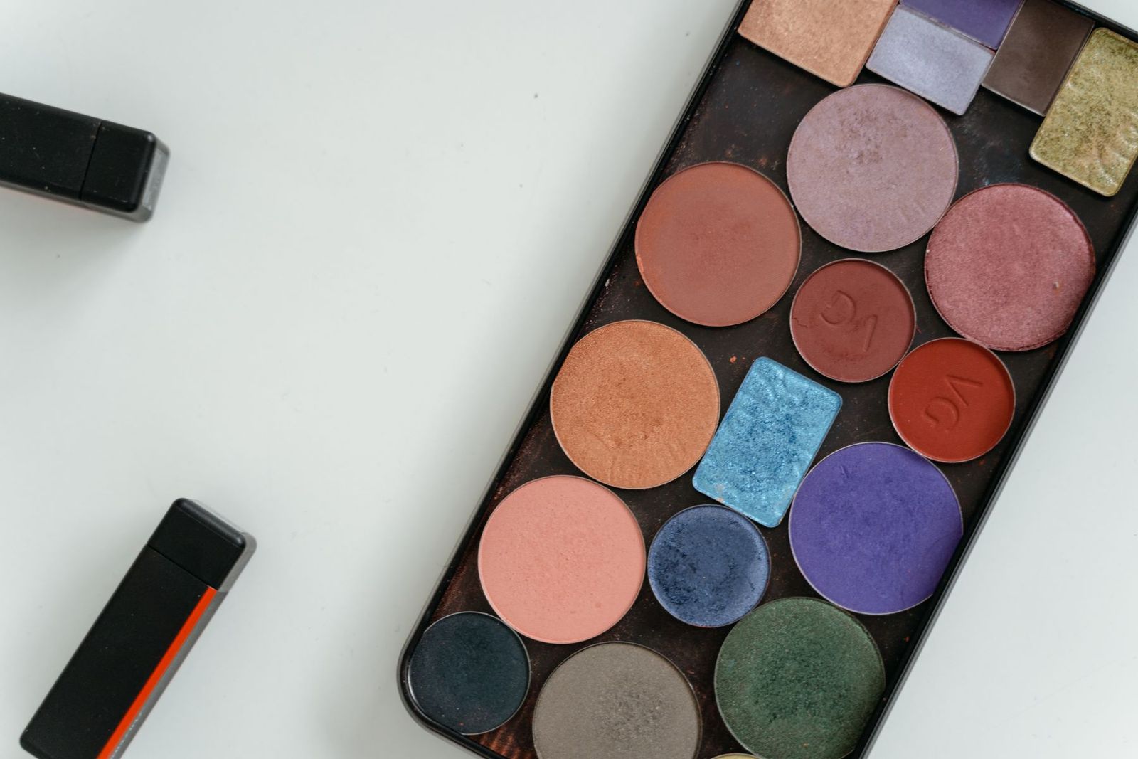 Farbige Lidschatten-Palette, von oben