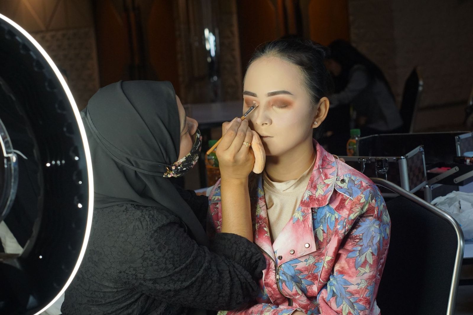 Augen-Make-up am Model unter hellem Studiolicht